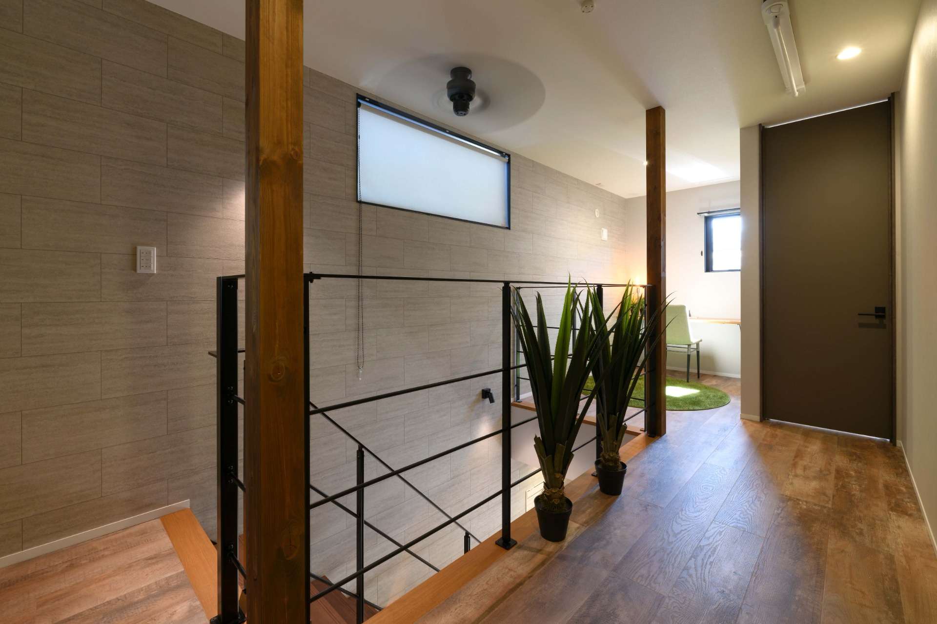 吹き抜け階段と一階まで明かりを落とすハイサイドライト