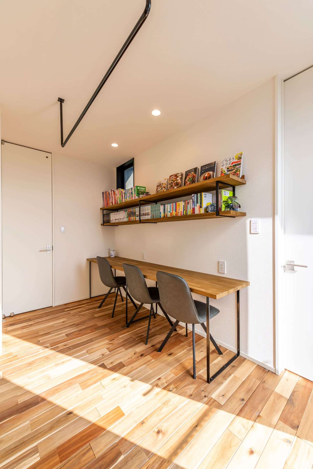 階段ホールに設けたワークスペース兼洗濯スペース