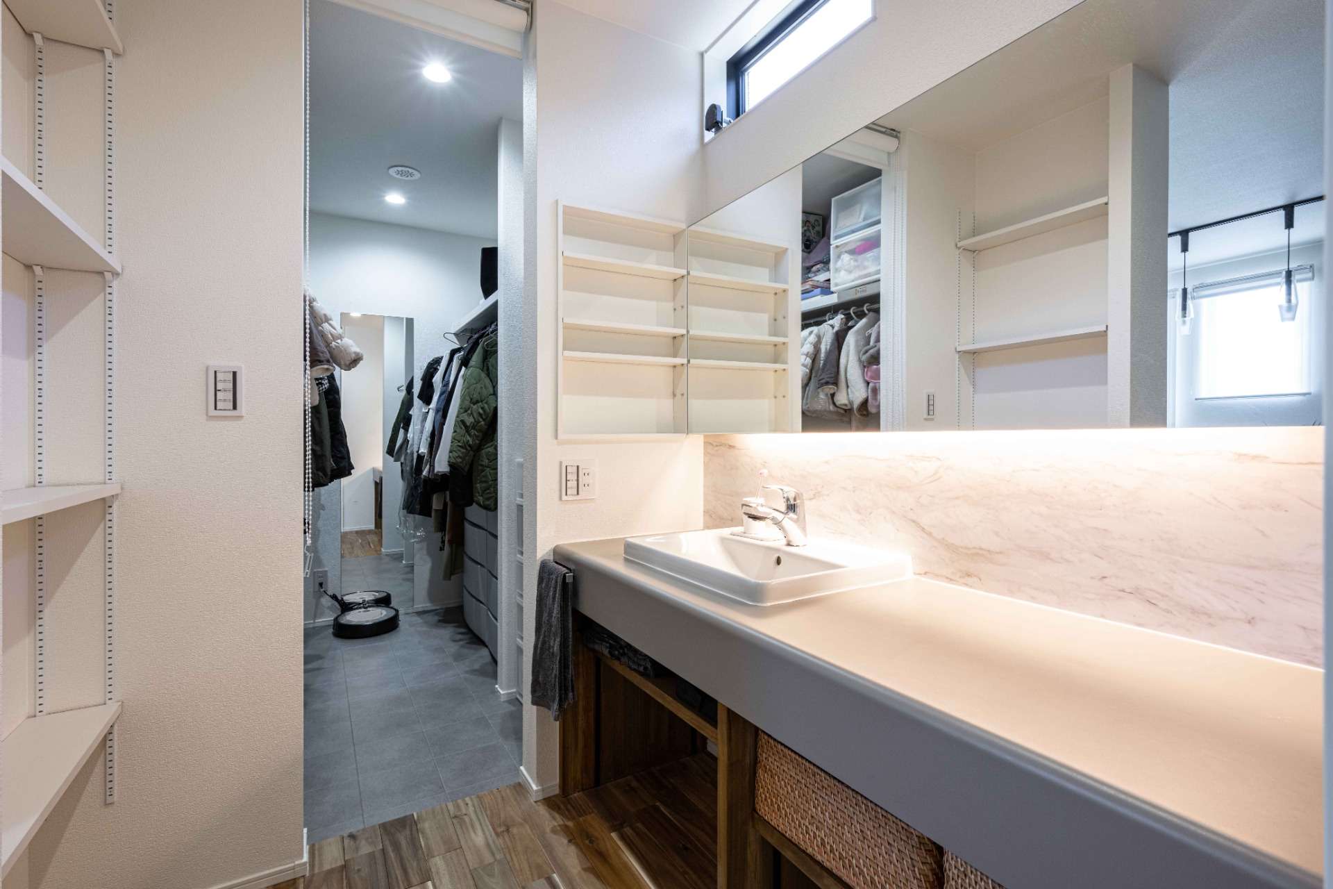 造作洗面台とファミリークローゼット