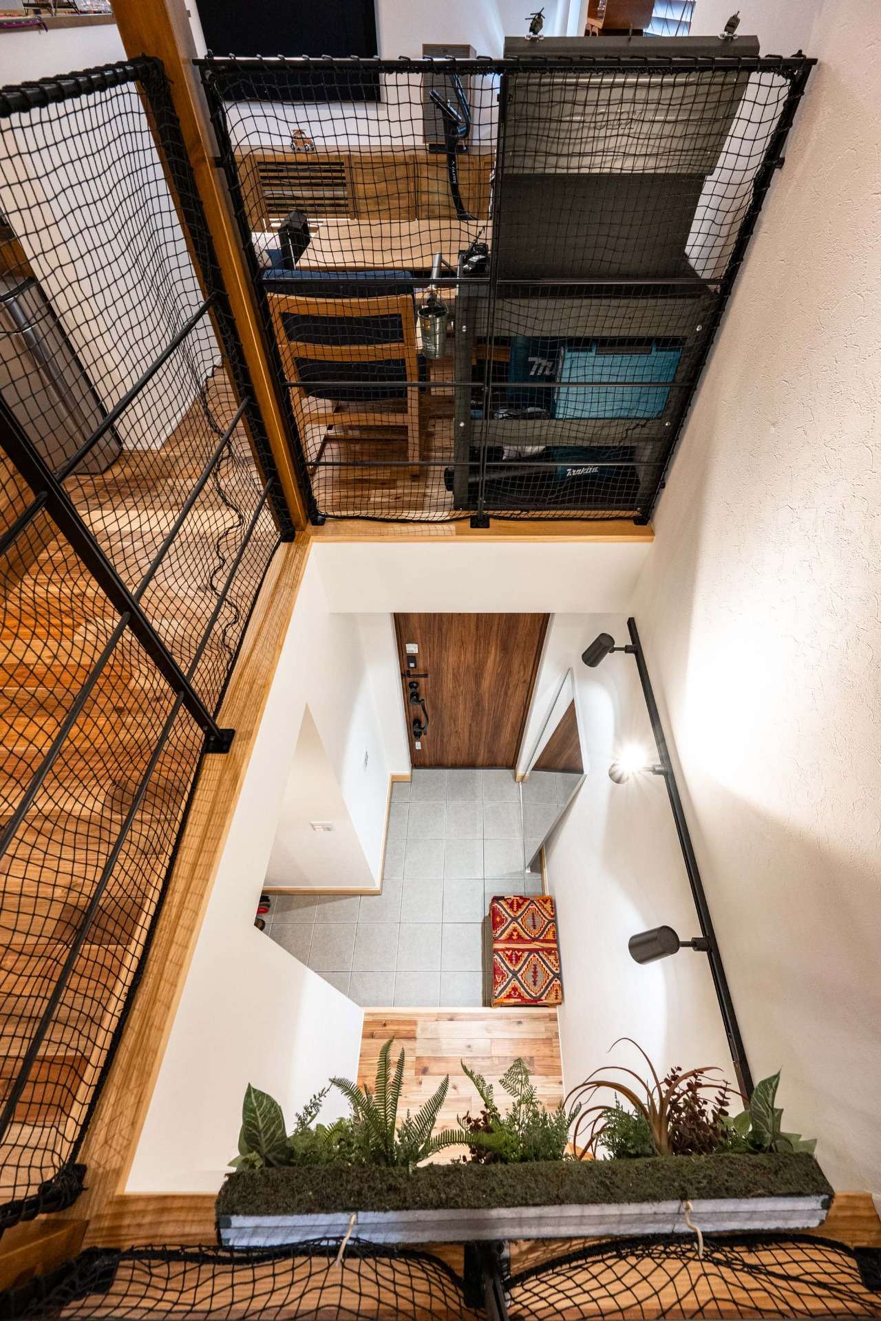 間接照明を設けた吹抜け