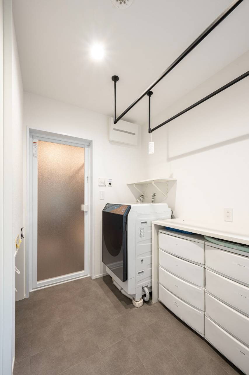 共働き世帯に人気の家事ラクなランドリールーム。洗濯機からすぐ室内干しができるアイアンバーと、効率的な収納棚を設置したサニタリースペースの間取り。