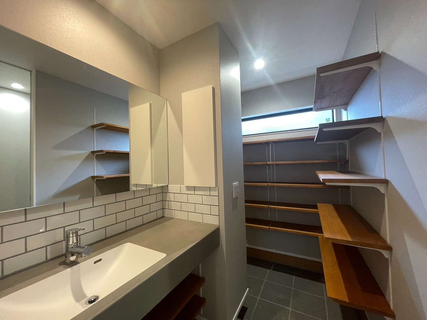 シューズクロークと造作洗面台