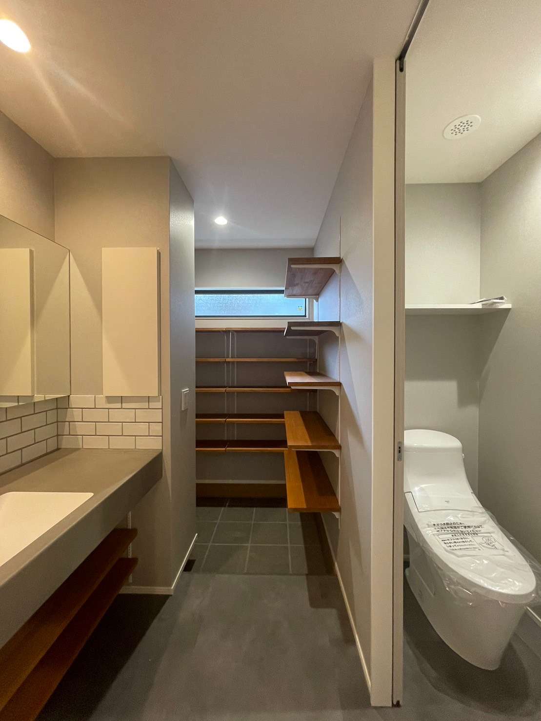 シューズクロークから洗面台まで繋がる動線