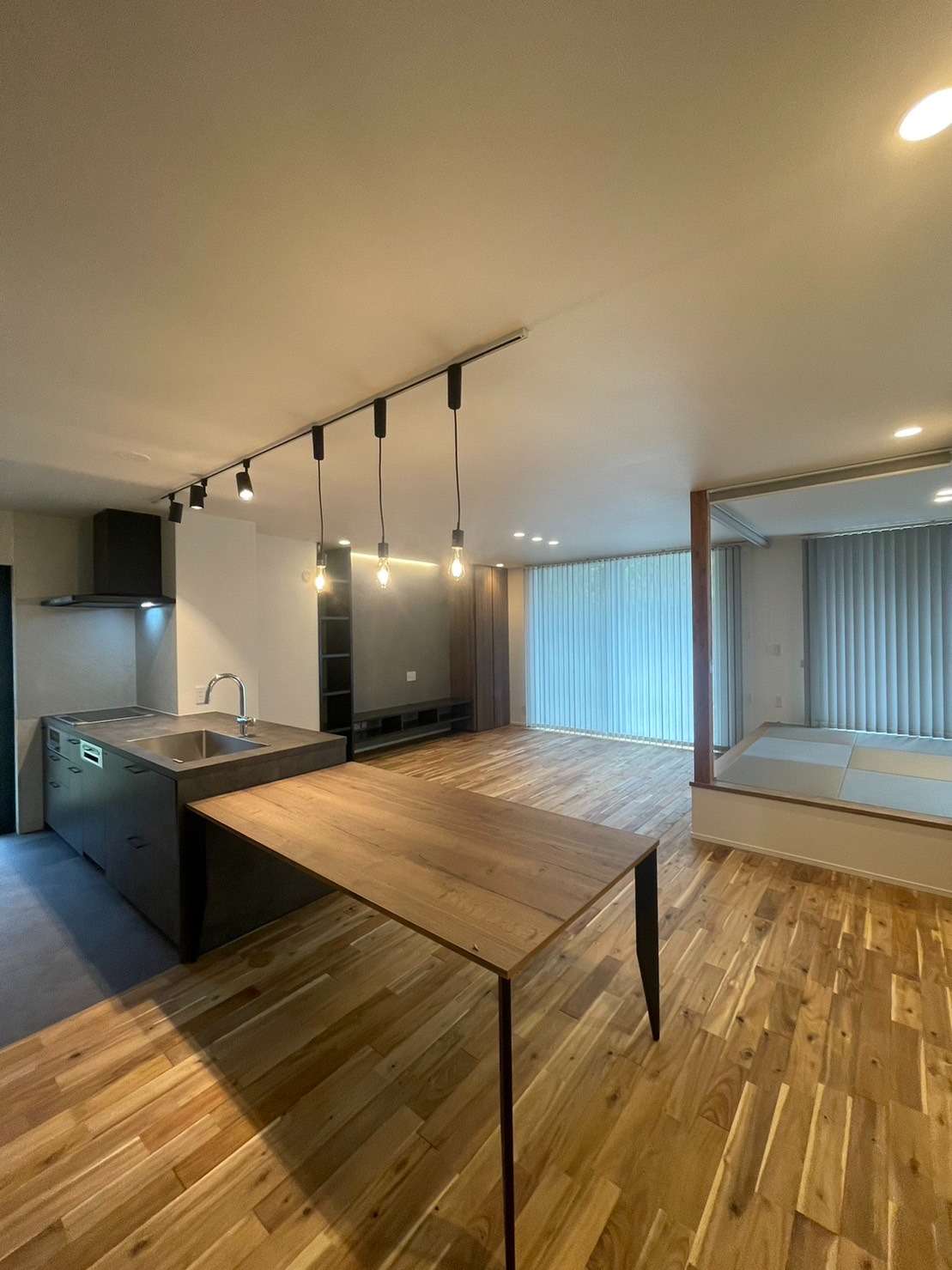 キッチンから見通せるリビング