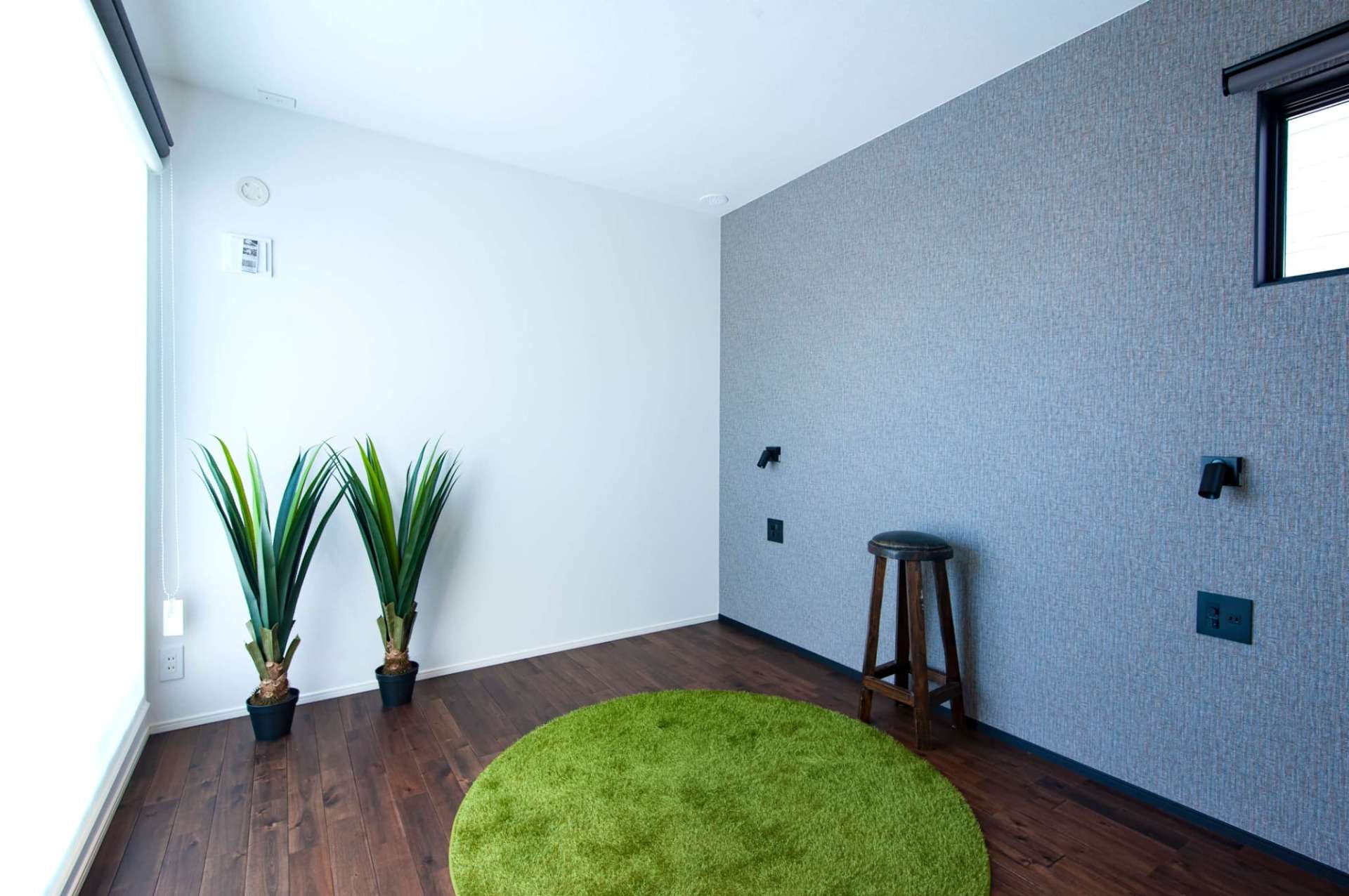 【福岡県福津市】新築の内観　人気のグレーのアクセントクロスを使用した洋室