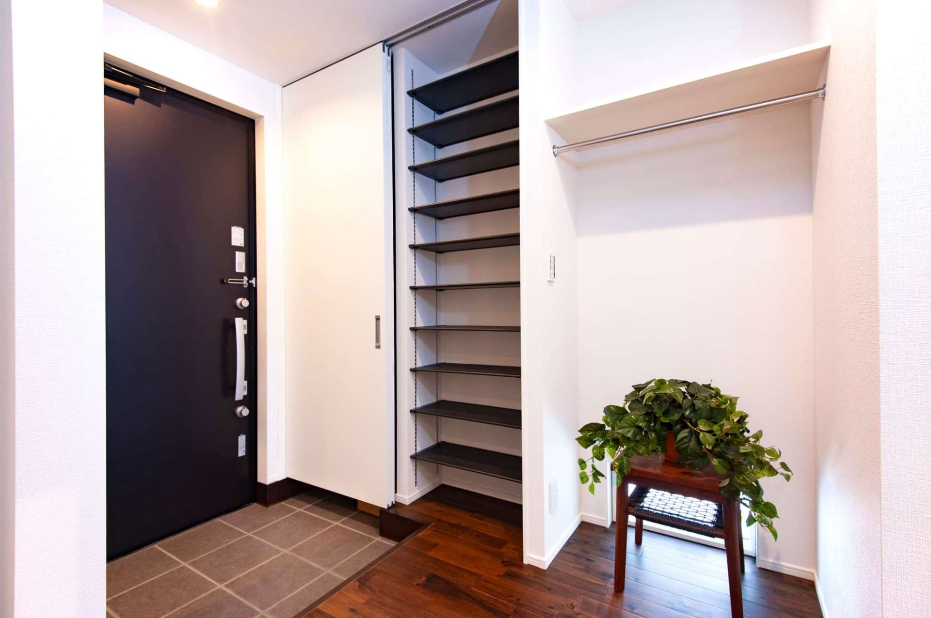 壁面収納のある玄関