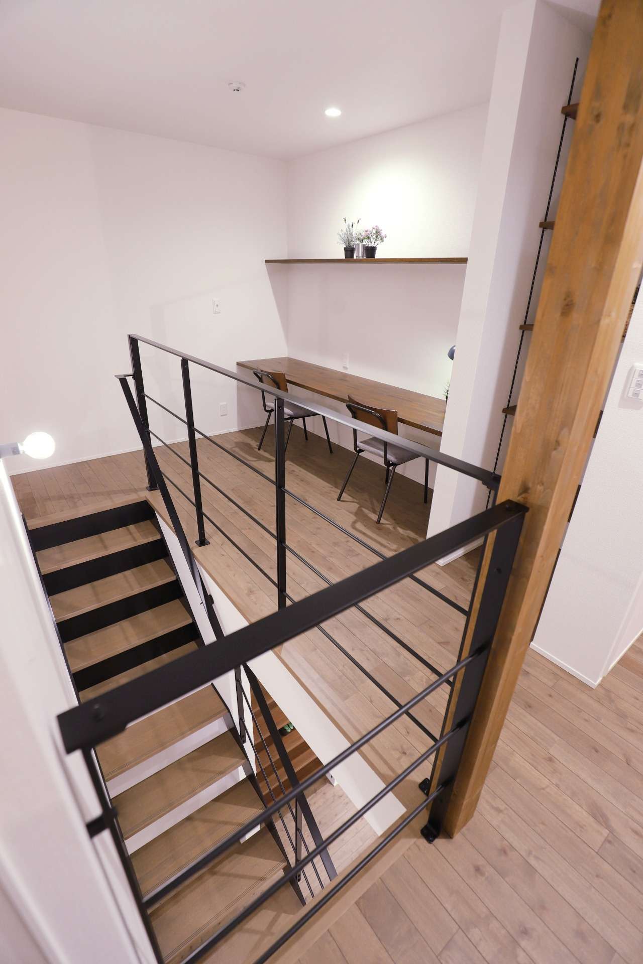 階段と階段横に設けたワークスペース