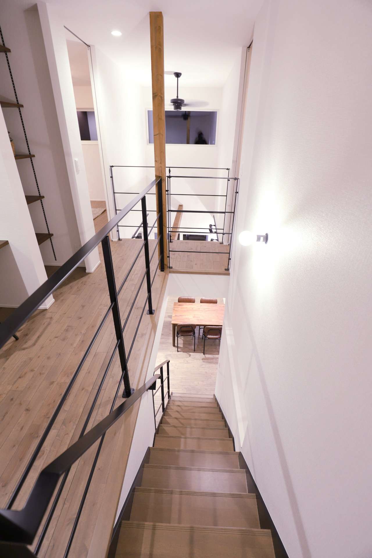 ピクチャーウインドウのある吹き抜け階段