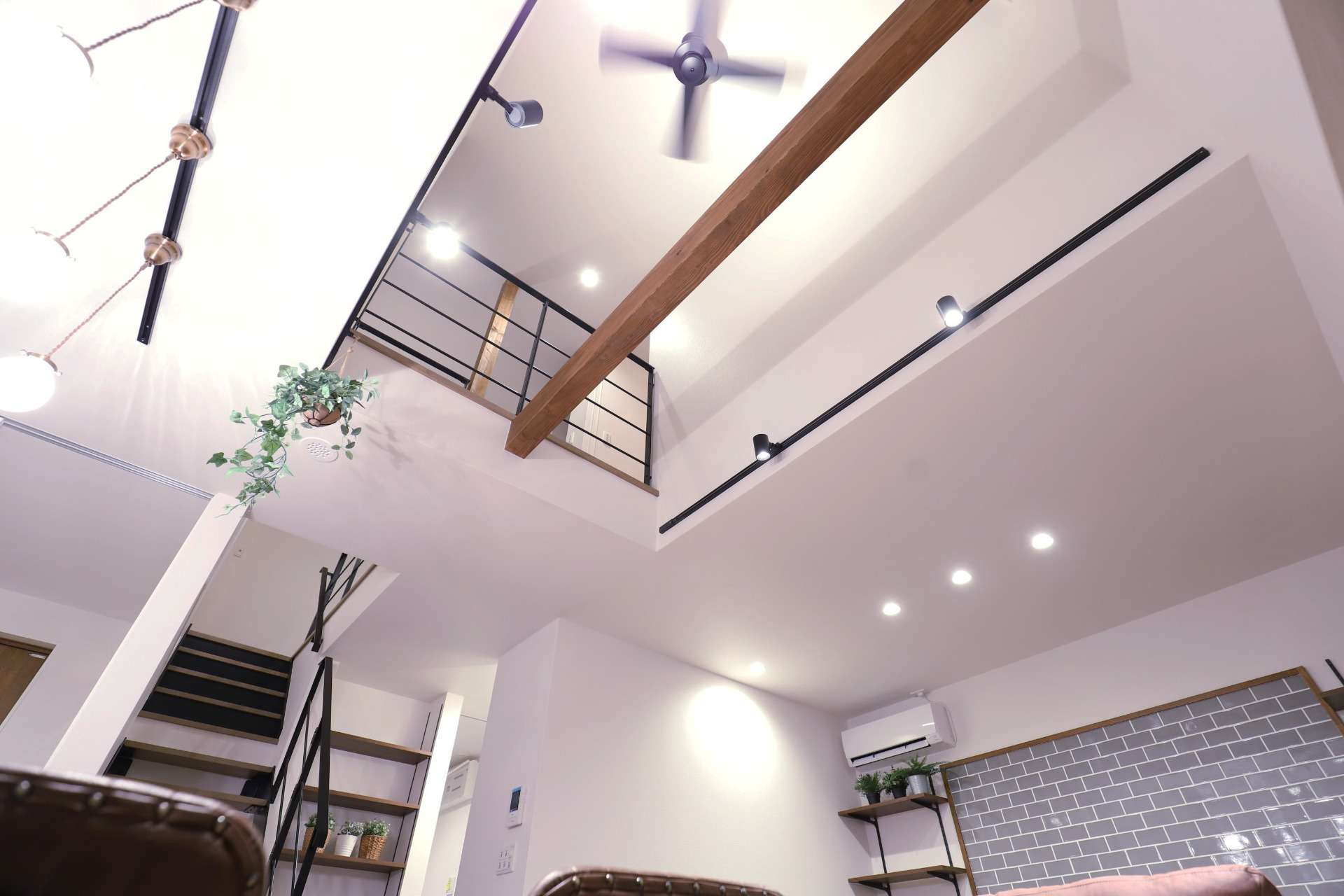梁がインテリアのアクセントになっている吹抜け