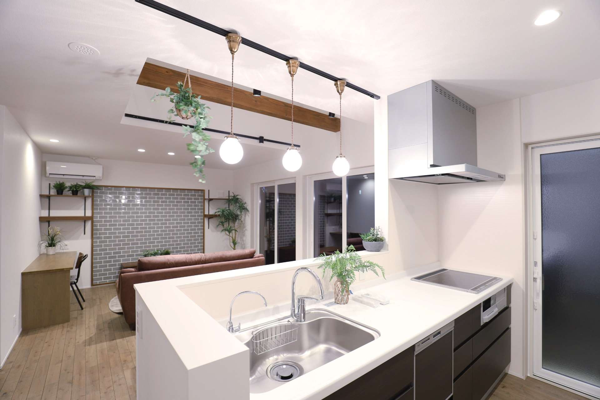 リビングからは手元が見えないキッチン