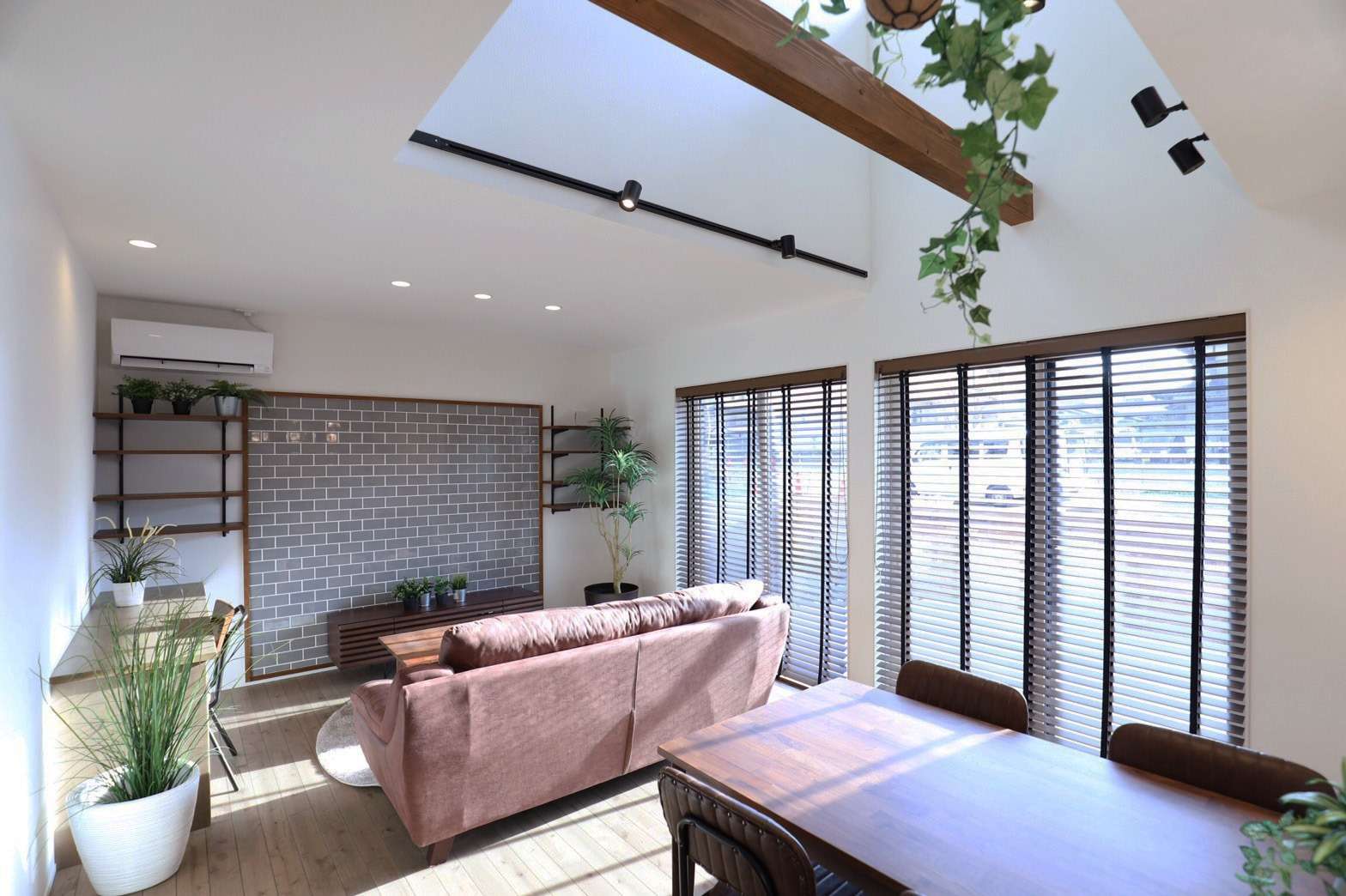 大きな窓のある明るいリビング