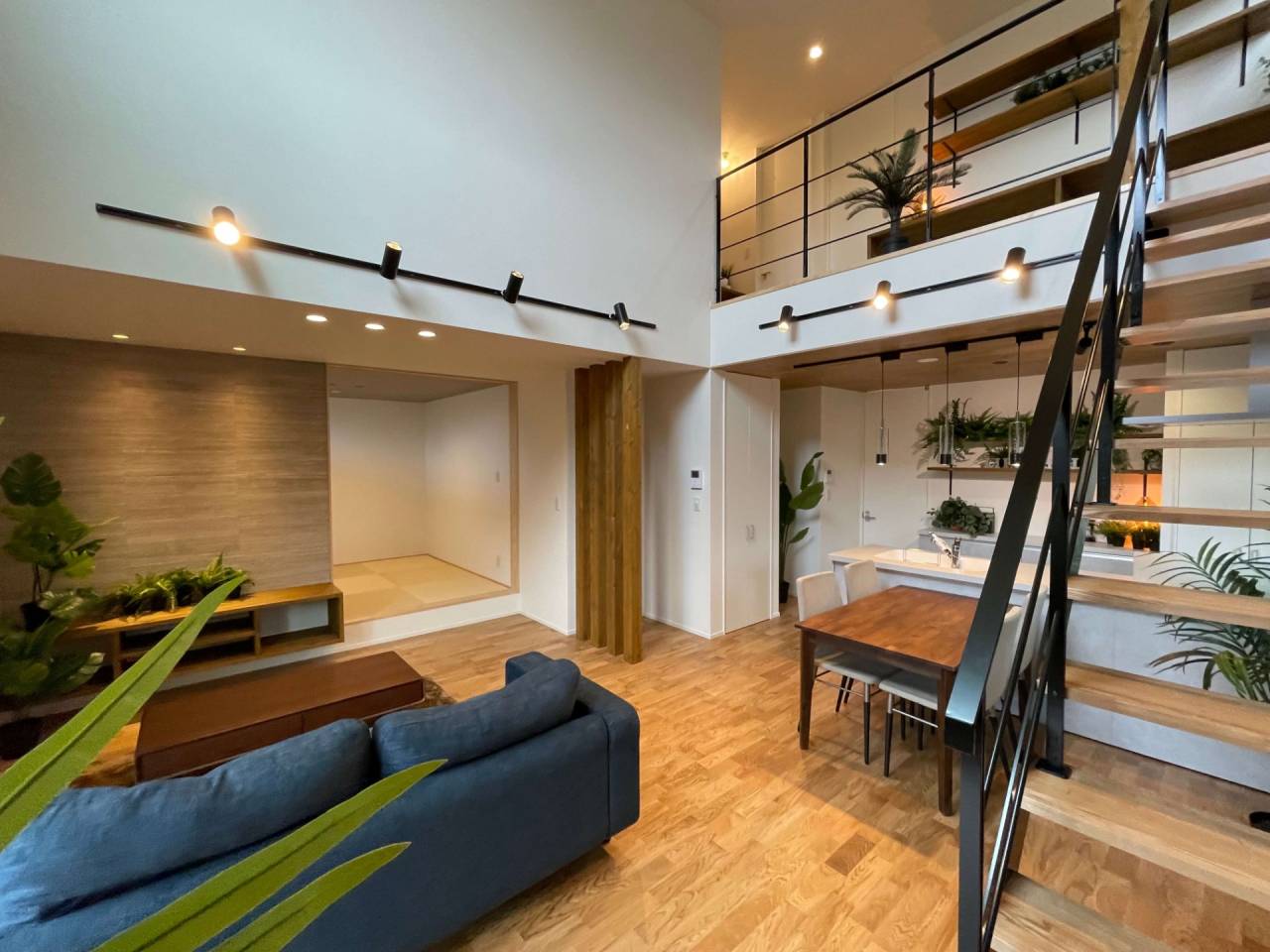 【福岡県古賀市】新築　注文住宅の内観　吹抜けのある広々としたLDKと小上がりの和室