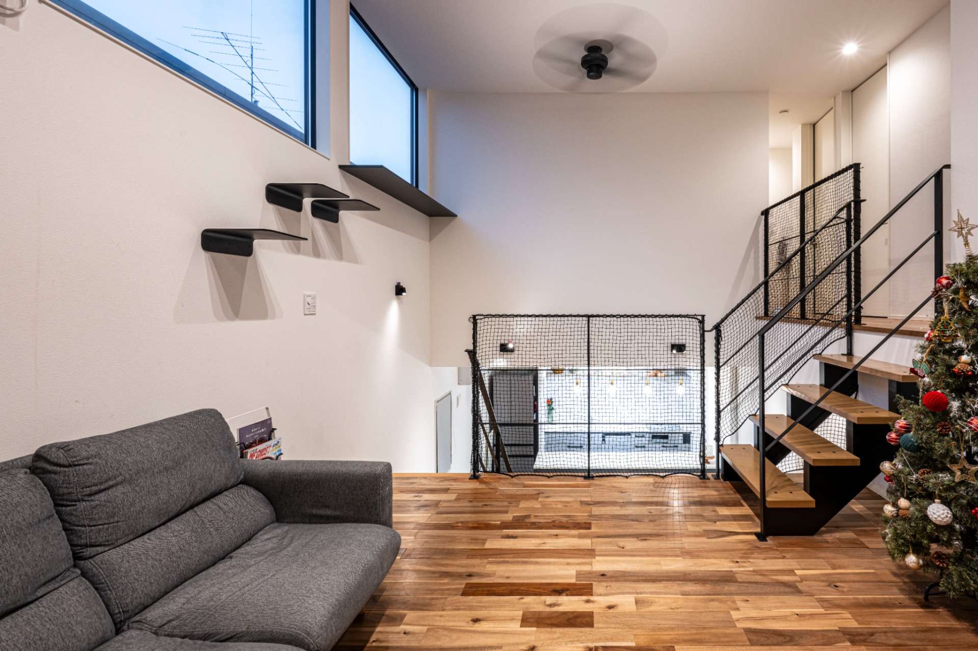 福岡県福津市の新築内観　狭い土地でも来客時の目線が気にならないよう設計されたステップフロアに設けたリビング