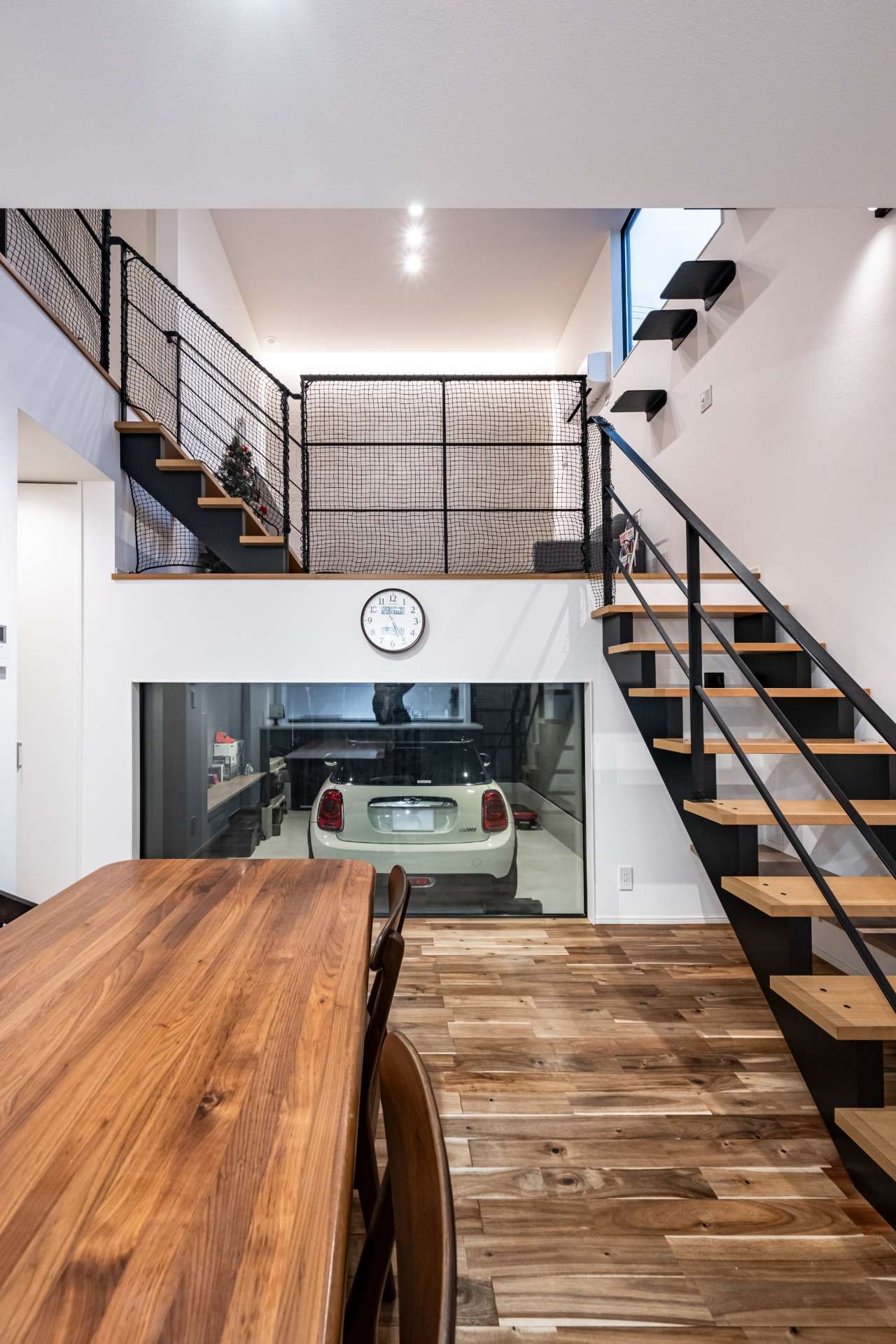 福岡県福津市の新築内観　ダイニングからガレージの愛車を眺めることができる設計の住宅