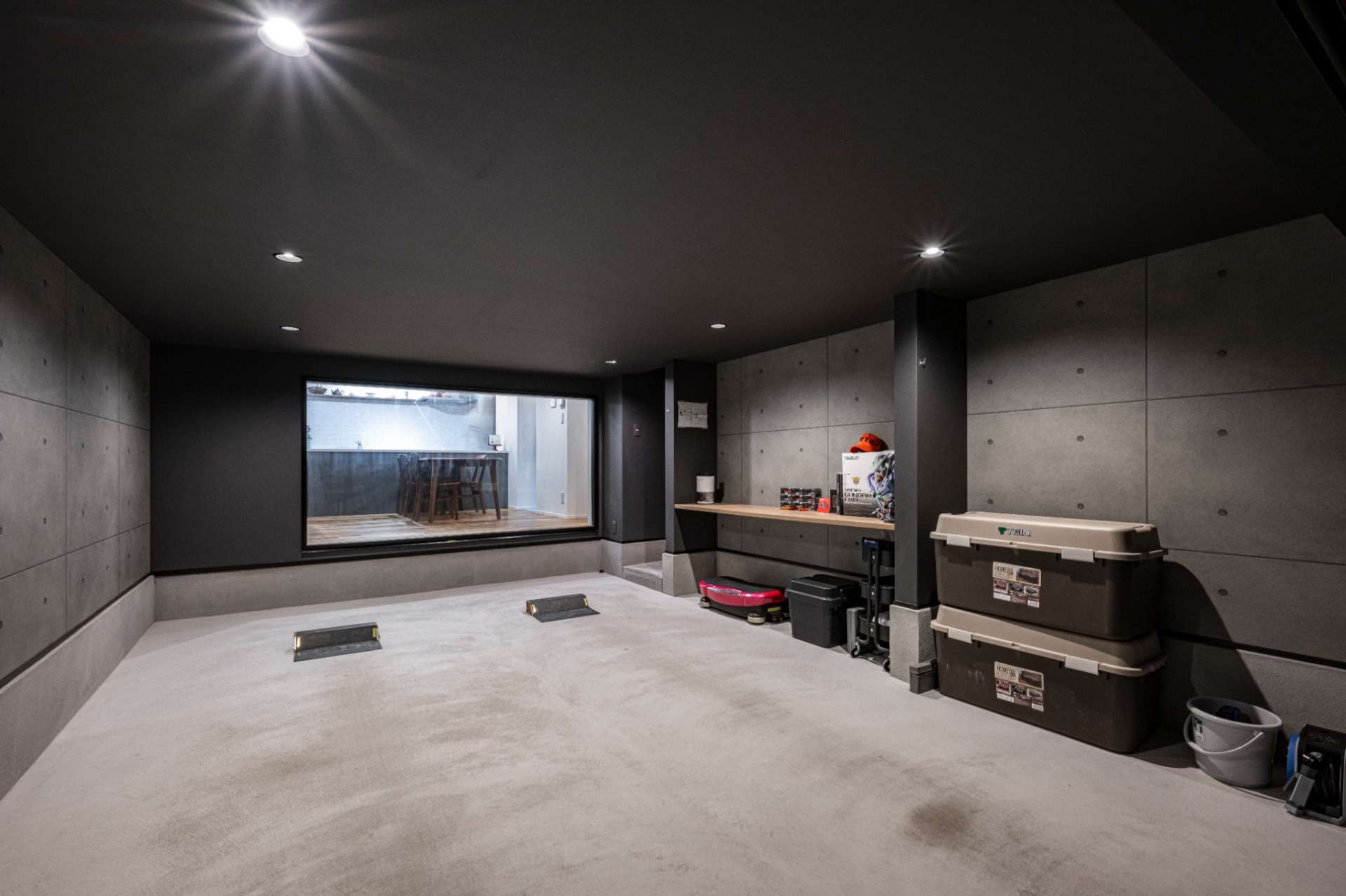 福岡県福津市のガレージハウス　ガレージからリビングの様子を見ることができる、ガレージに設置された棚には趣味の道具や愛車のメンテナンス工具も収納できる