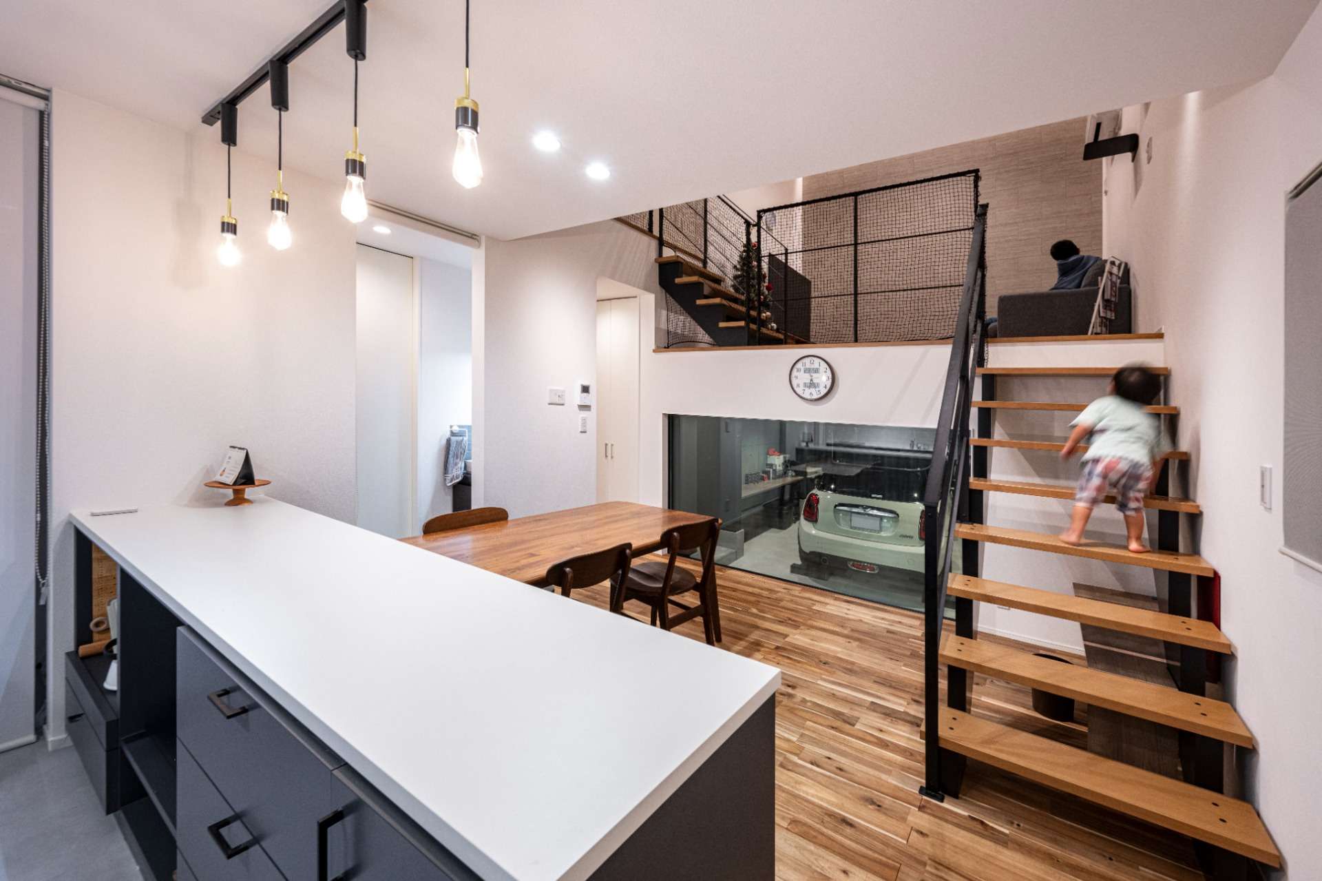 福津市の注文住宅。キッチンから吹抜けを通して2階の子供と会話する、共働き世帯の生活シミュレーション