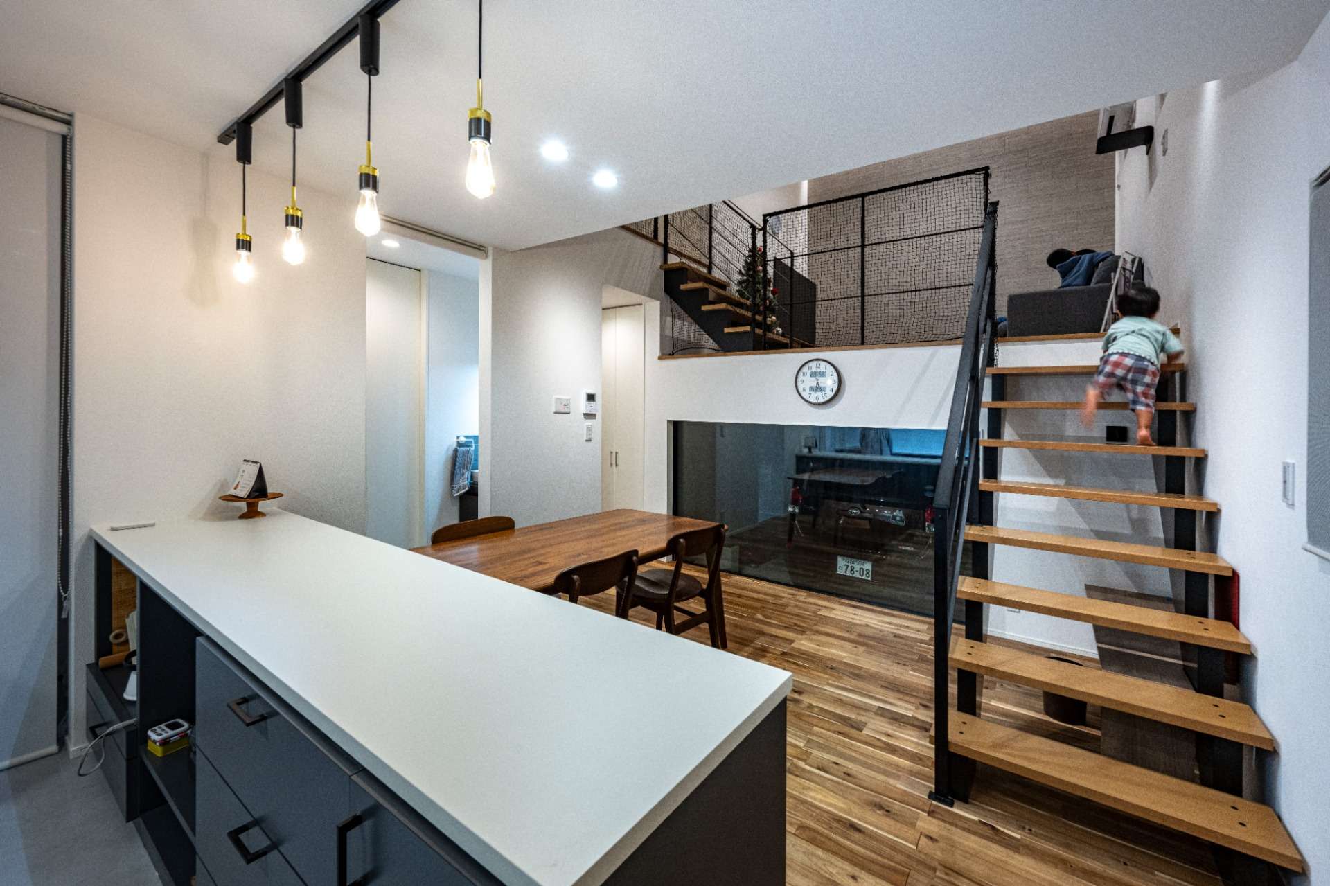 2階リビングのガレージハウスのダイニング