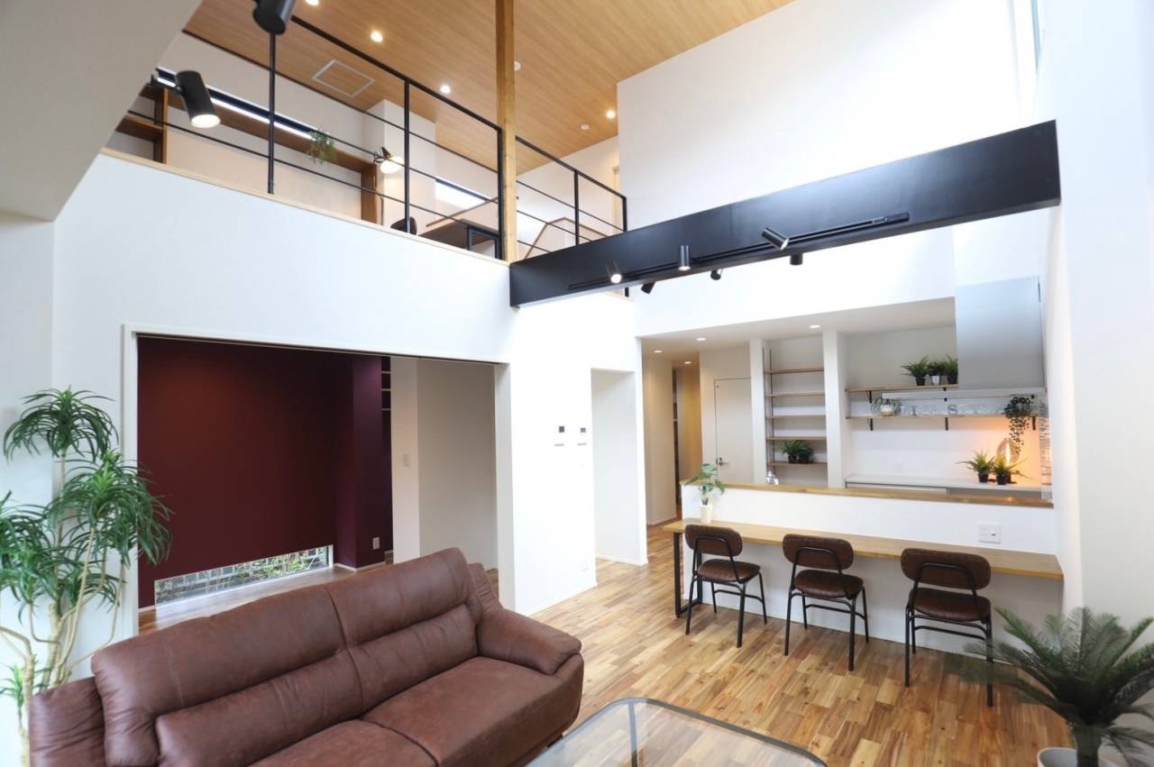 キッチンカウンターで並んで食事ができるLDK