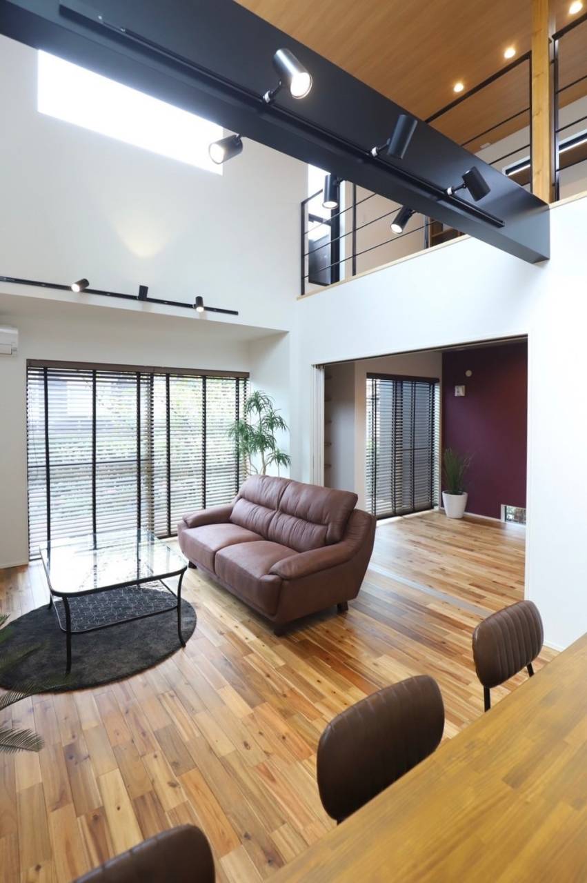 梁がアクセントの吹き抜けリビング