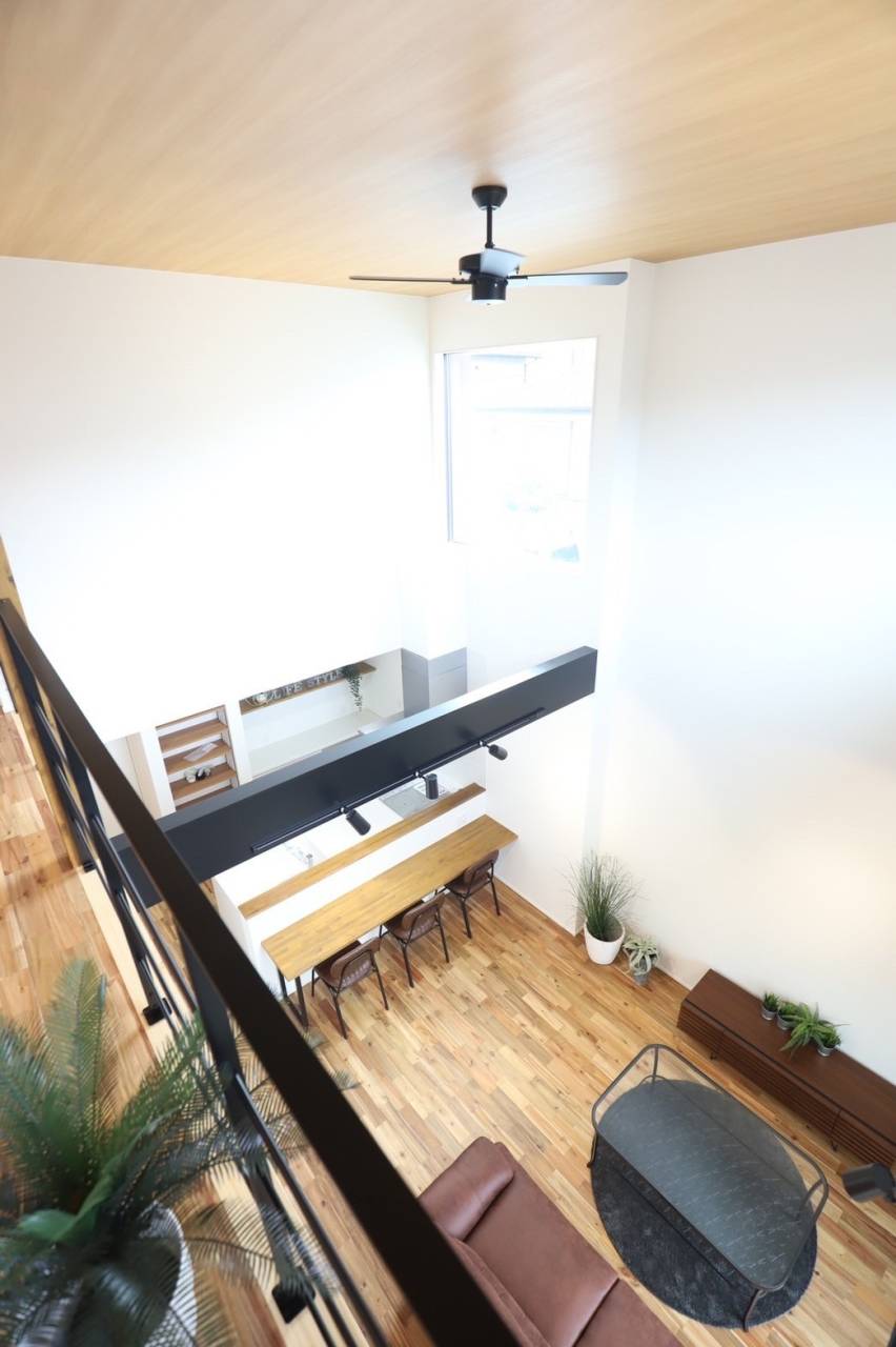 吹抜けからみたLDK