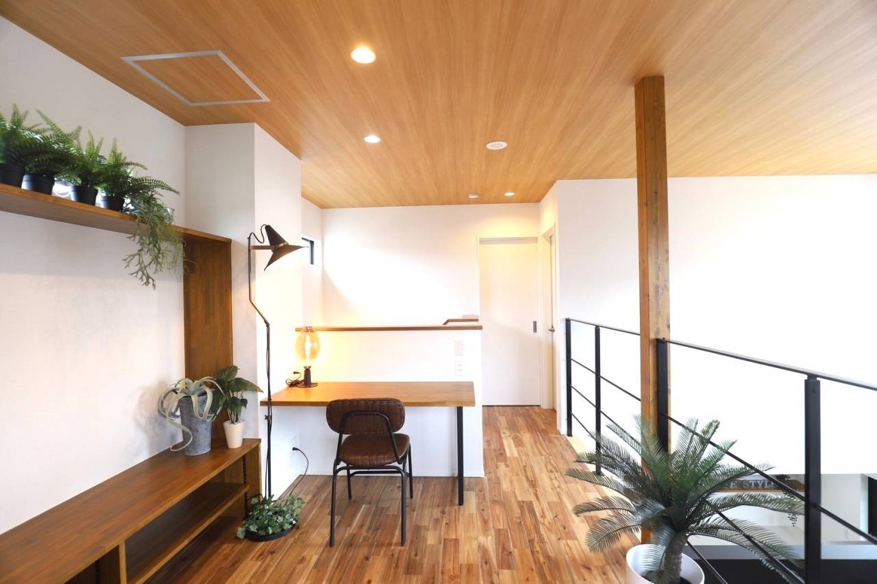 吹き抜け横の空間を利用した開放的なワークスペース