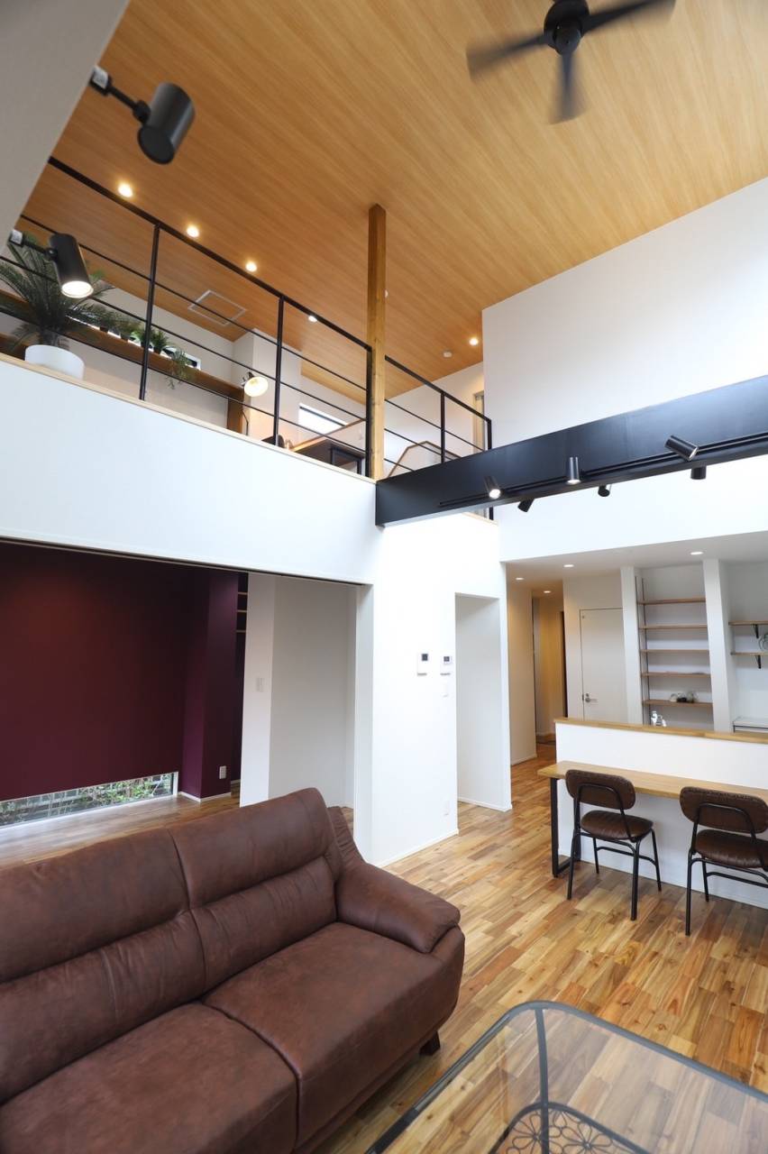 大きな吹抜けは天井が木目調で温かみのある雰囲気