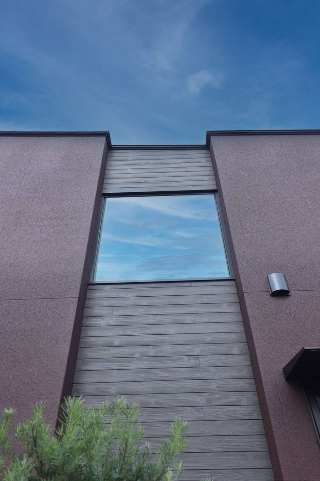 吹き抜けに設けたピクチャーウインドウがアクセントの外観