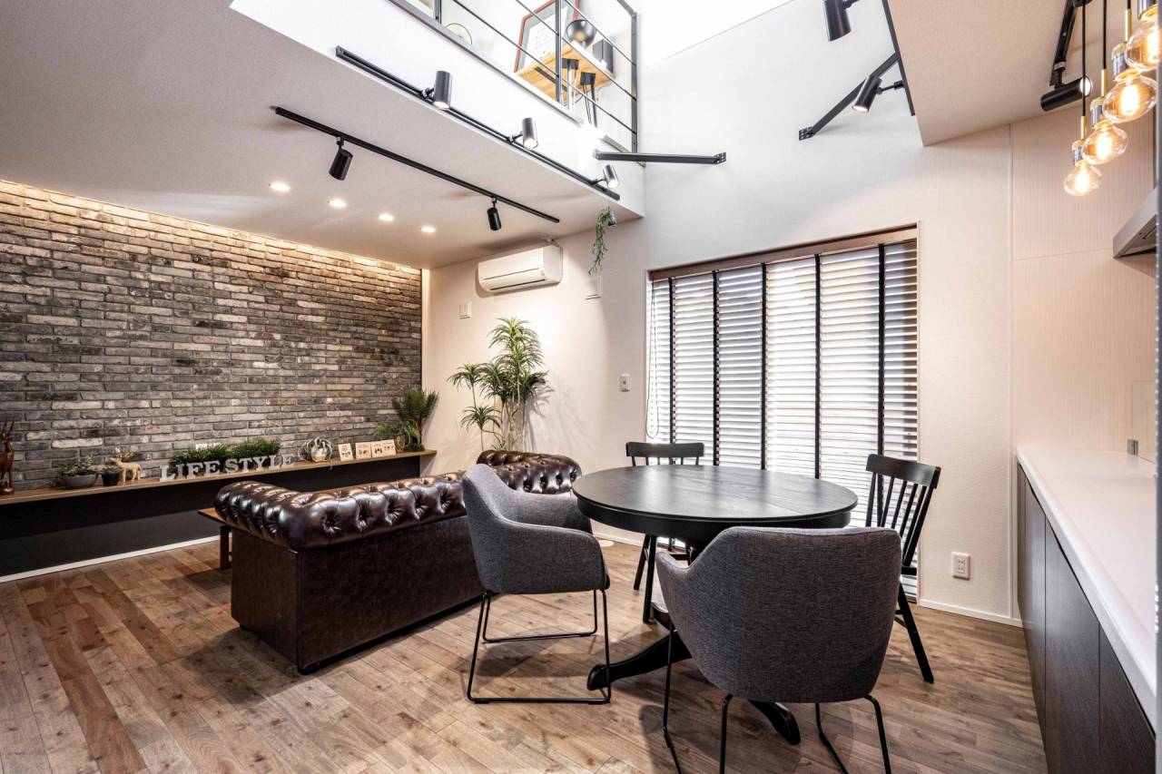 福岡県宗像市の新築内観　壁面のタイルがモダンな雰囲気の吹抜けLDK