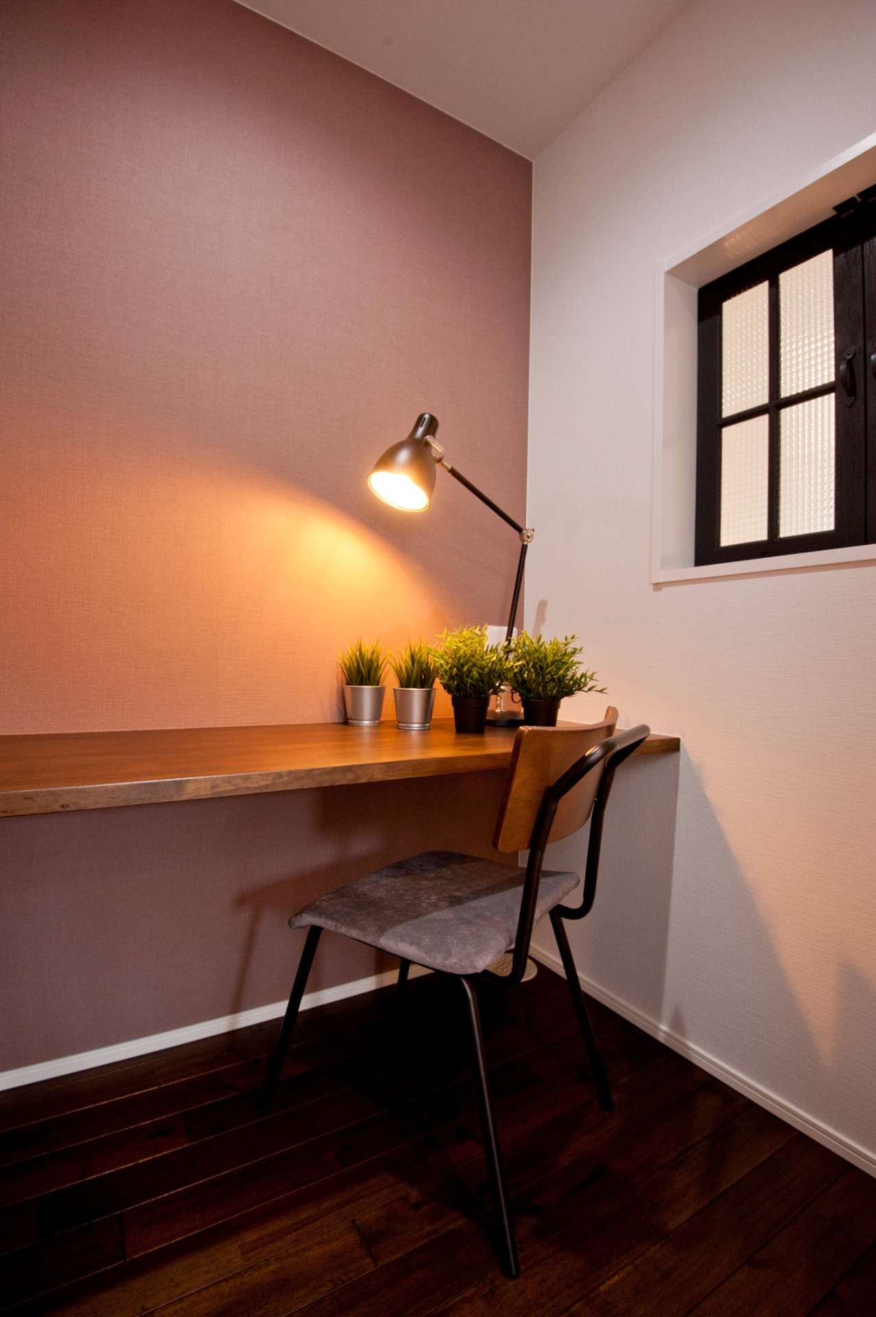 【福岡県福津市】新築注文住宅の内観　古賀市の工務店が建てた自由設計の家｜落ち着いた雰囲気の照明があるワークスペース