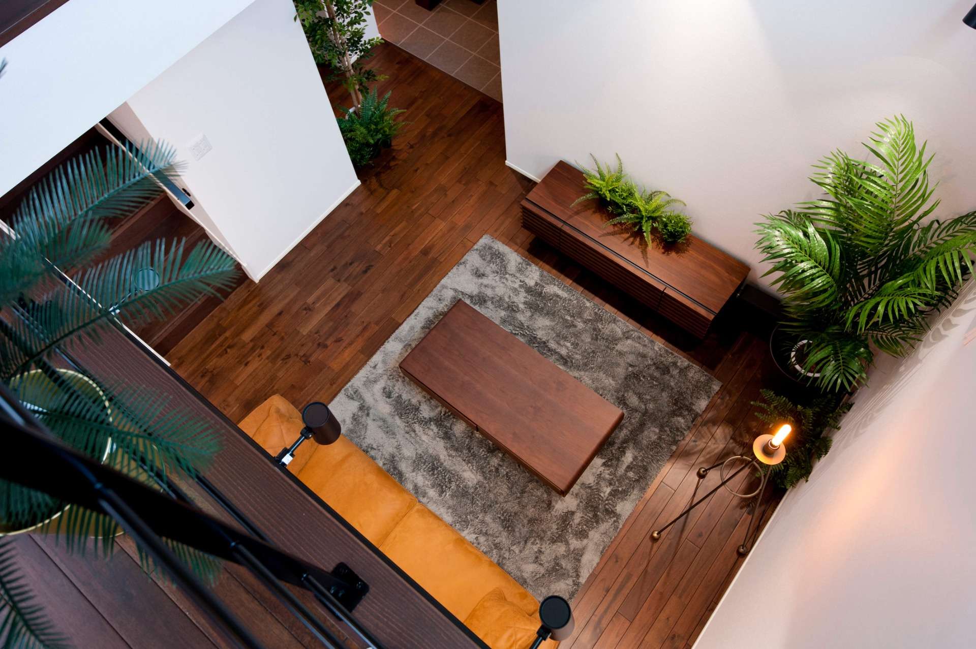 福岡県宗像市の新築内観　吹抜けよりLDKを見下ろす構図、