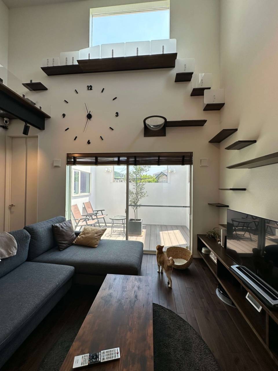 【福岡県福津市】新築　注文住宅の内観　吹抜けリビングの壁面にキャットウォークを設置した住宅