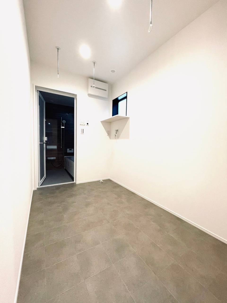 福津市の新築　浴室横の広いランドリースペース、洗濯物を干すこともできる室内物干しが設置されている