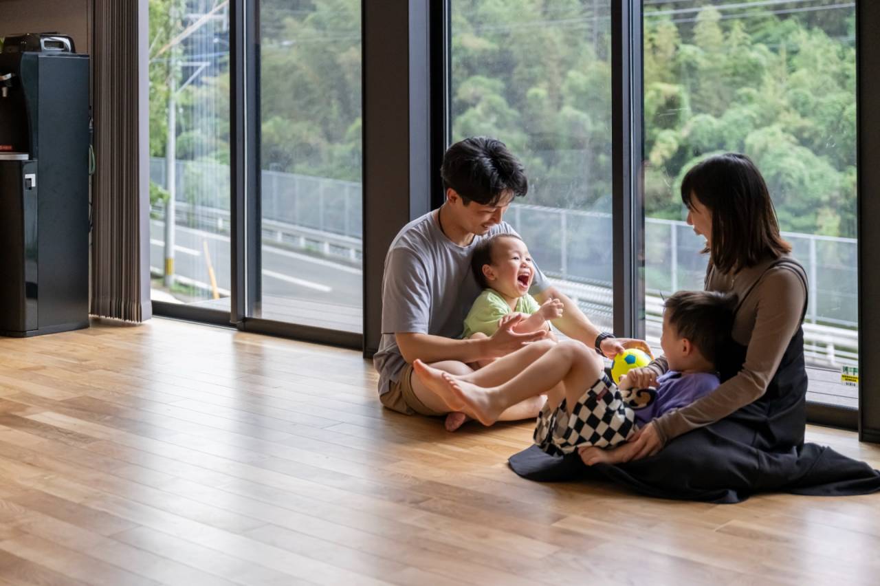 【福岡県古賀市】新築　注文住宅の内観　大きな窓から外の景色を楽しめるLDK