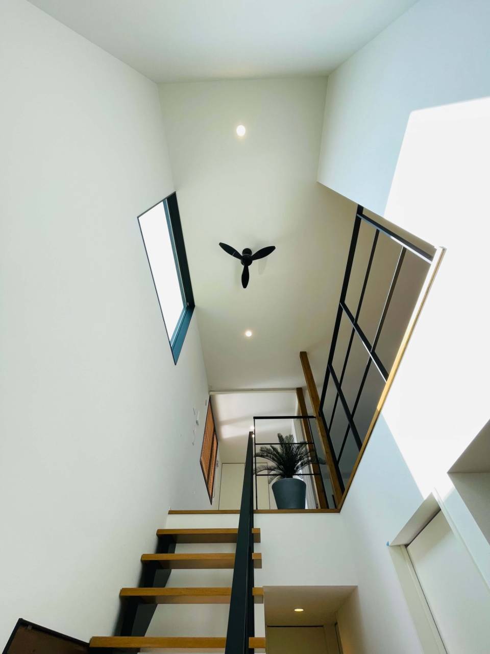 【福岡県古賀市】新築注文住宅の内観　古賀市の工務店が建てた自由設計の家｜アイアン手摺の吹き抜け階段にシーリングファンを設けデザイン性も暖房効率も良い家