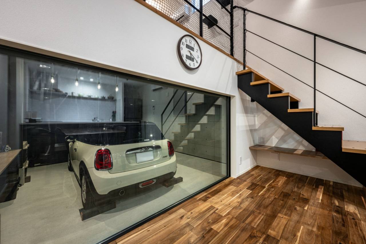 【福岡県古賀市】ガレージハウス　食事をしながら愛車を眺めることが出来ます