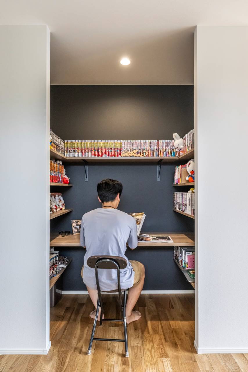 福岡県古賀市｜新築注文住宅の内観｜古賀市の工務店有限会社ライフスタイルが施工した自由設計の家｜LDKに併設した趣味を楽しめる書斎