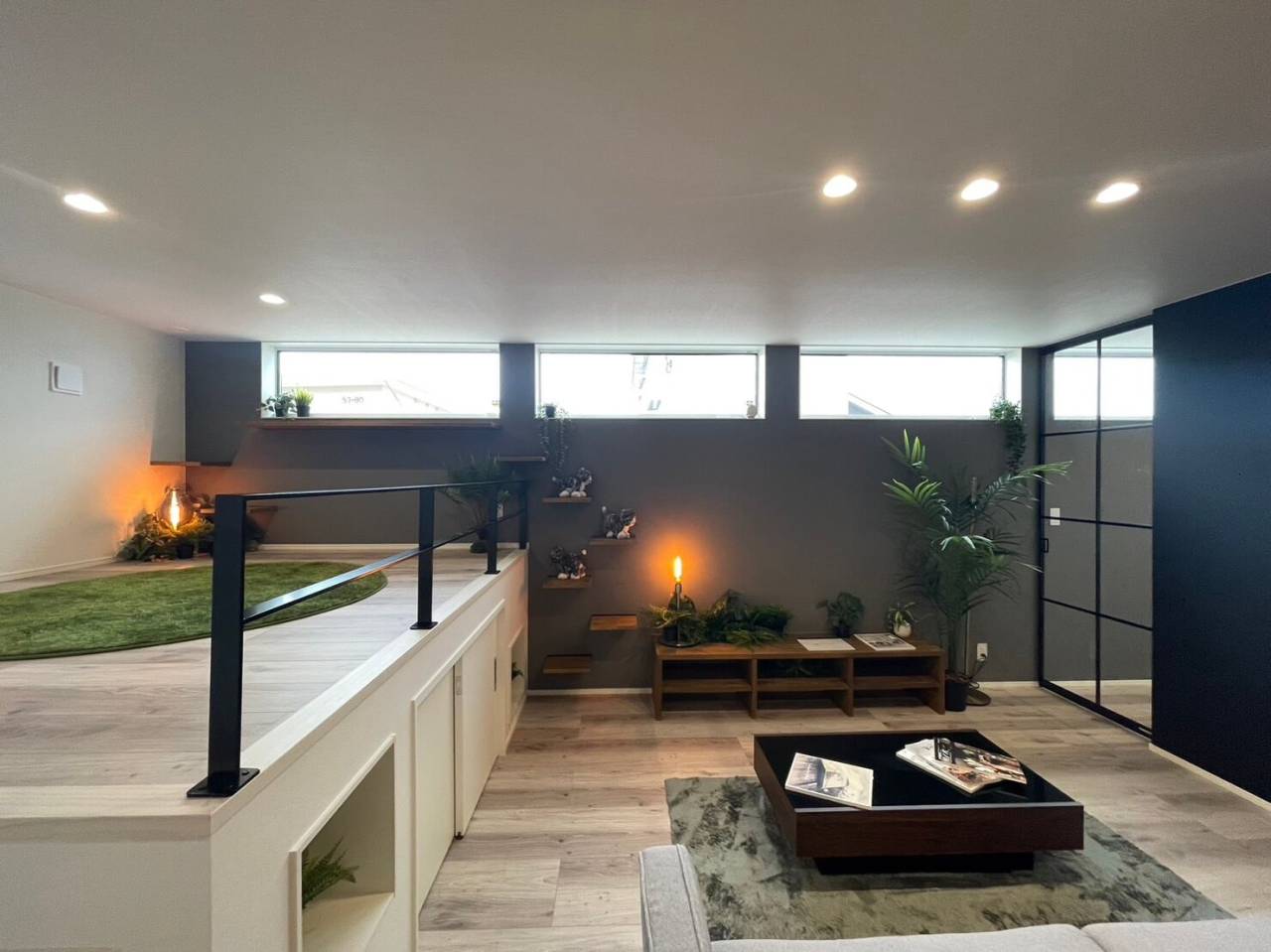 【福岡県福岡市】新築　注文住宅の内観　スキップフロアのあるLDK　スキップフロアの下は大容量の収納になっている