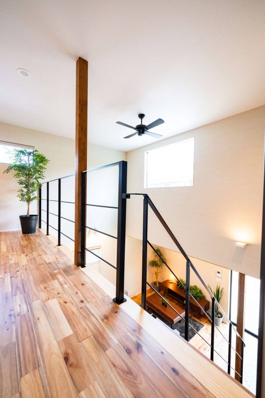 福津・古賀エリアの高性能住宅：家族の気配を感じる吹き抜け階段と自然光を取り込む設計