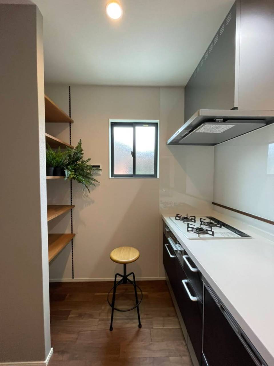 福岡県宗像市の注文住宅内観　背面にも収納のある使いやすいキッチン