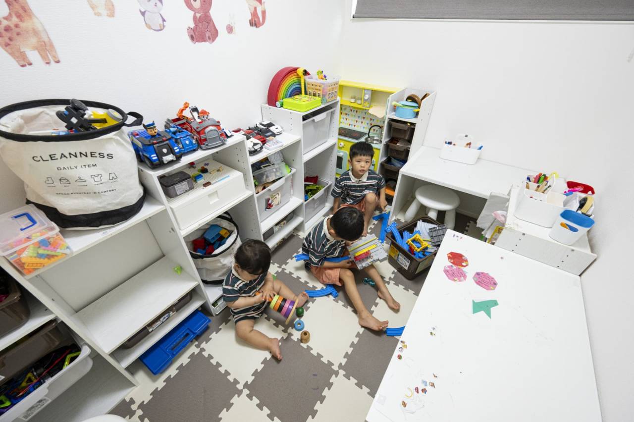 【福岡県宗像市】新築　注文住宅の内観　キッズルームで遊ぶ子供たちと収納