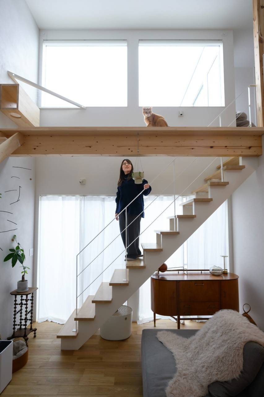 福岡市に建つ注文住宅の内観｜大きな吹抜けに設置したキャットウォークとピクチャーウインドウのある明るいリビング