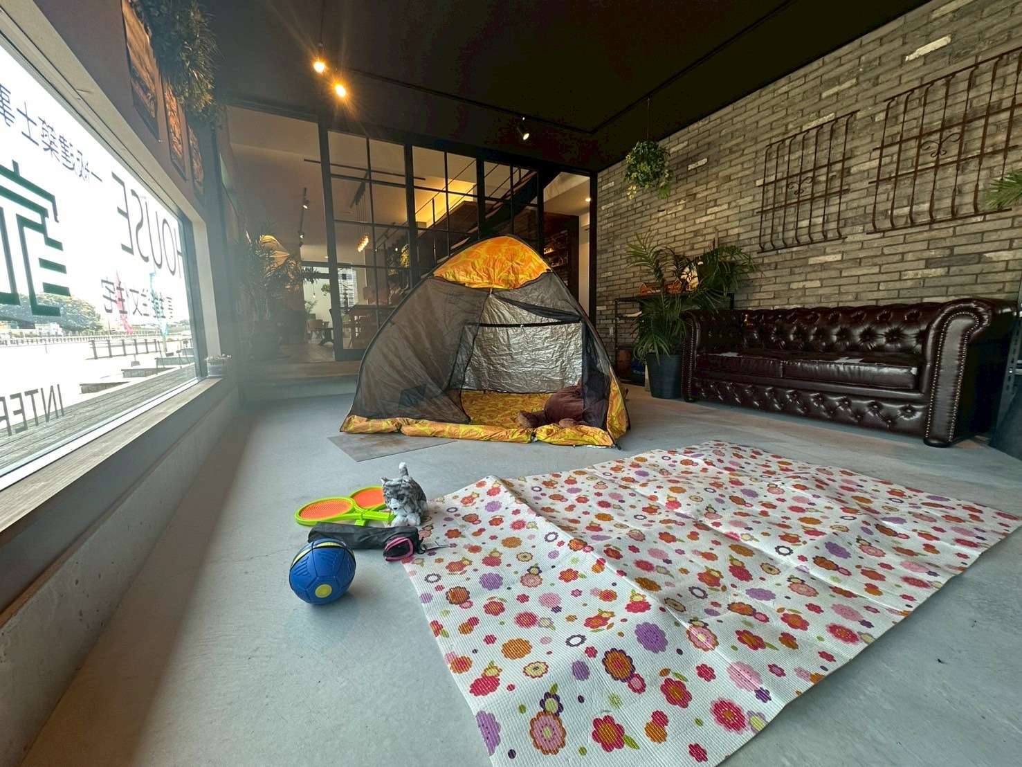 宗像市のガレージリビング。コンクリート土間のインナーガレージ内にポップアップテントとピクニックシートが敷いて自宅でキャンプ気分を味わえる住宅