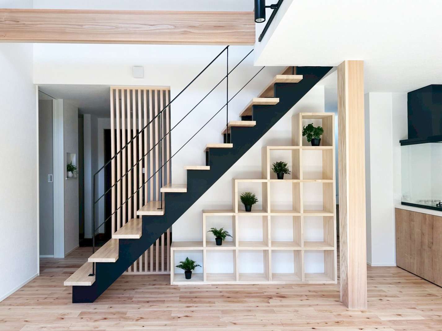 【福岡県宗像市】新築　注文住宅の内観　リビングルームに設置されたアイアン階段と階段下の造作書棚