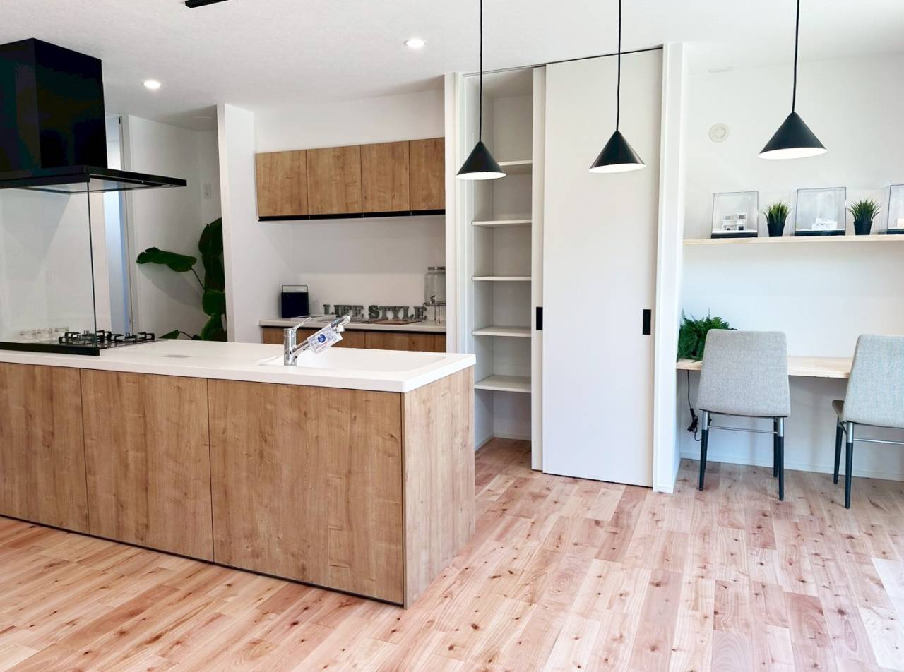 福岡県古賀市の新築　木目調のキッチンとキッチン横のワークスペース