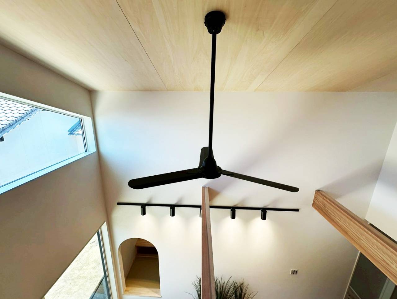 【福岡県古賀市】新築　注文住宅内観　勾配天井の吹き抜けにピクチャーウインドウと梁があり明るい光が差し込んでいる