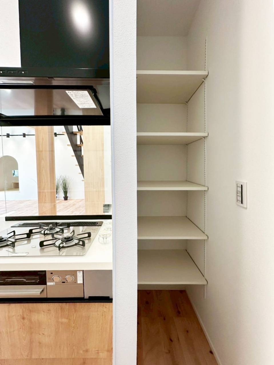 【福岡県古賀市】新築　注文住宅の内観　キッチンとパントリー