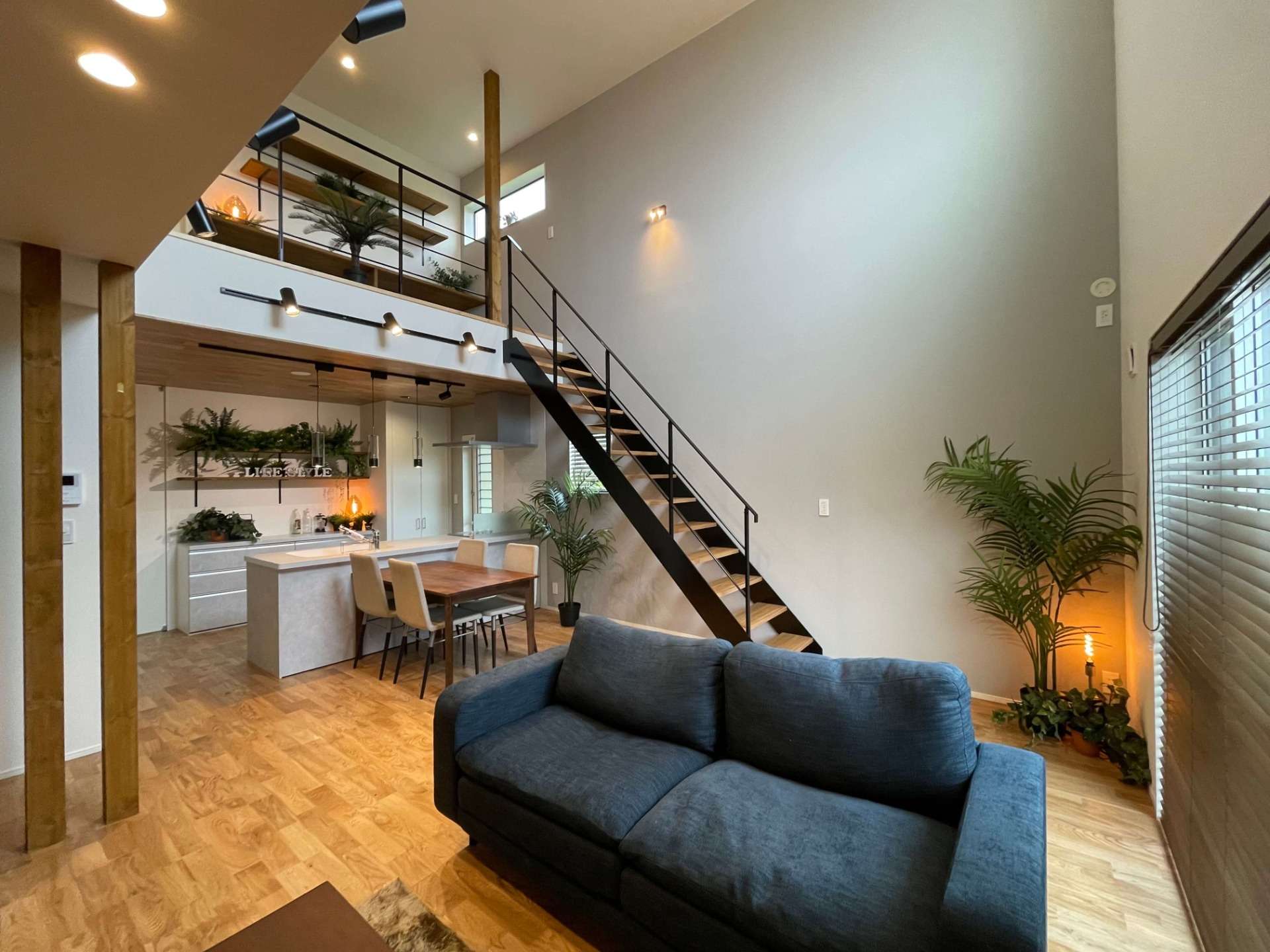 【福岡県福津市】新築注文住宅の内観｜大きな吹抜けのあるLDK