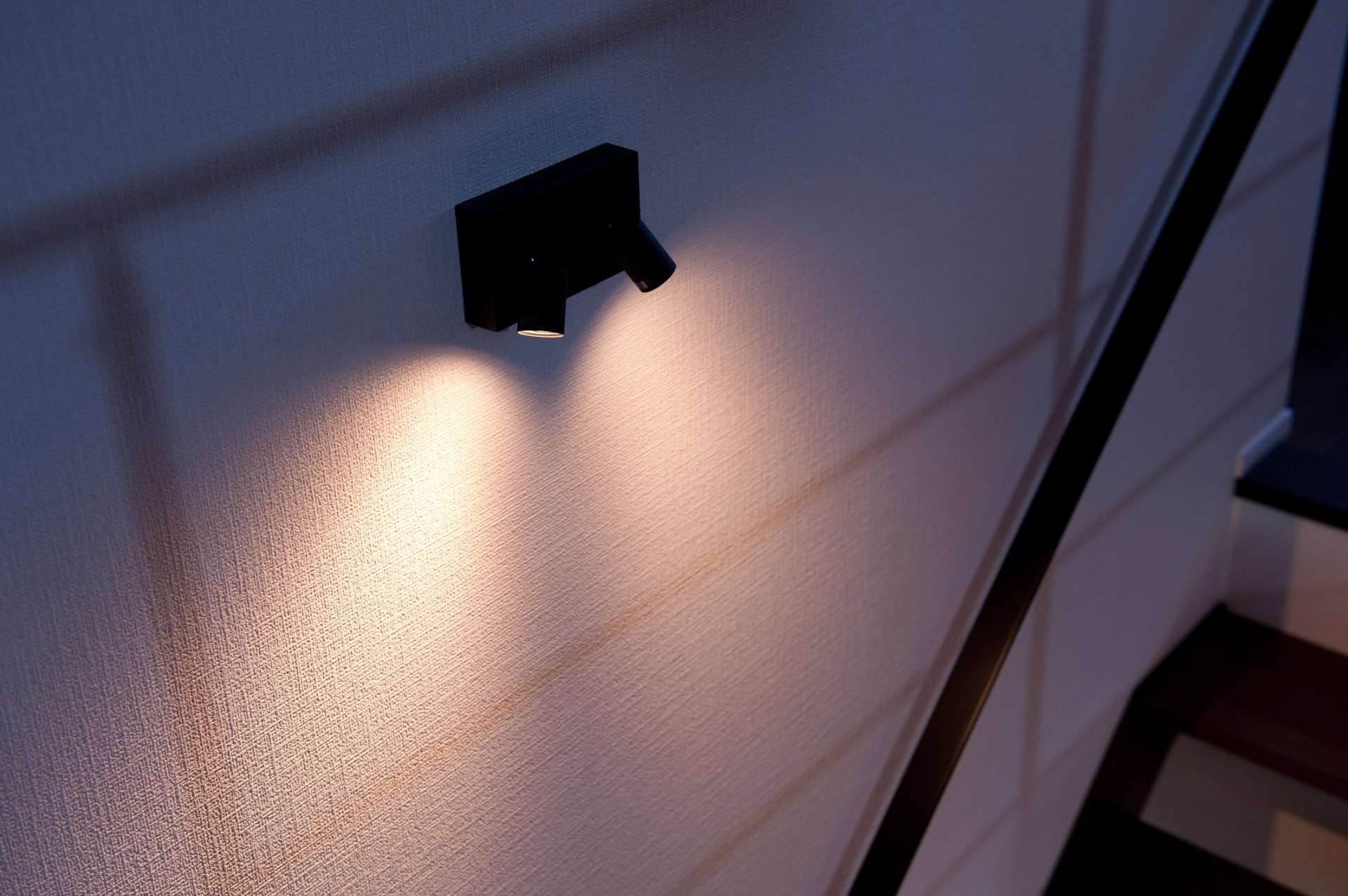 福岡県古賀市の新築　階段横に設けたLEDの間接照明　壁に光が当たることでシックな印象になっている
