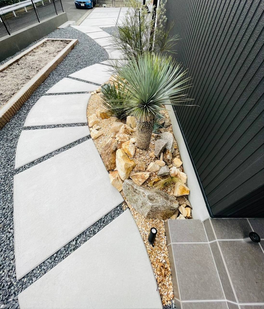 福岡県福津市の注文住宅外観　グレーのモダンな外観と植栽