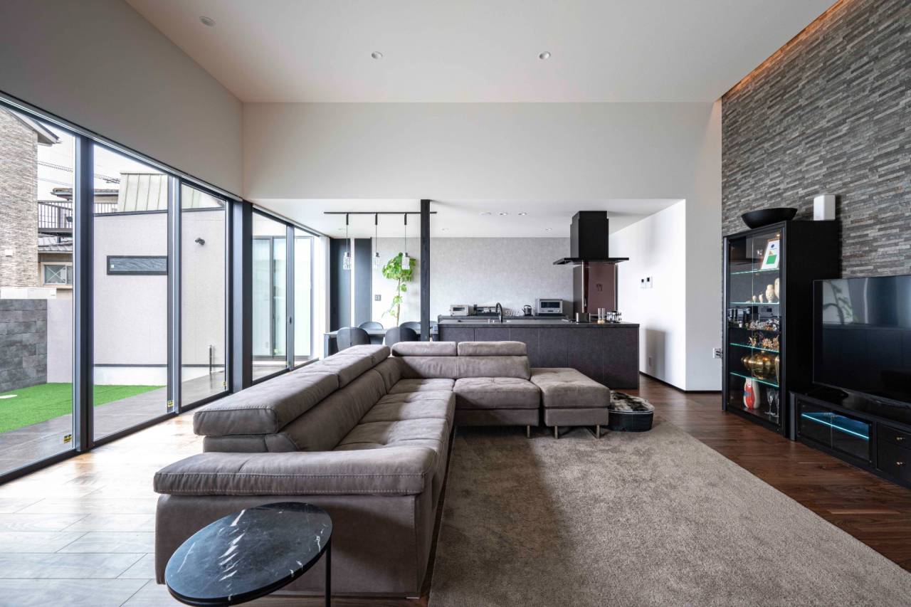 福岡県宗像市の新築内観　平家のLDK　天井が高くタイルの壁面がありホテルライクな雰囲気